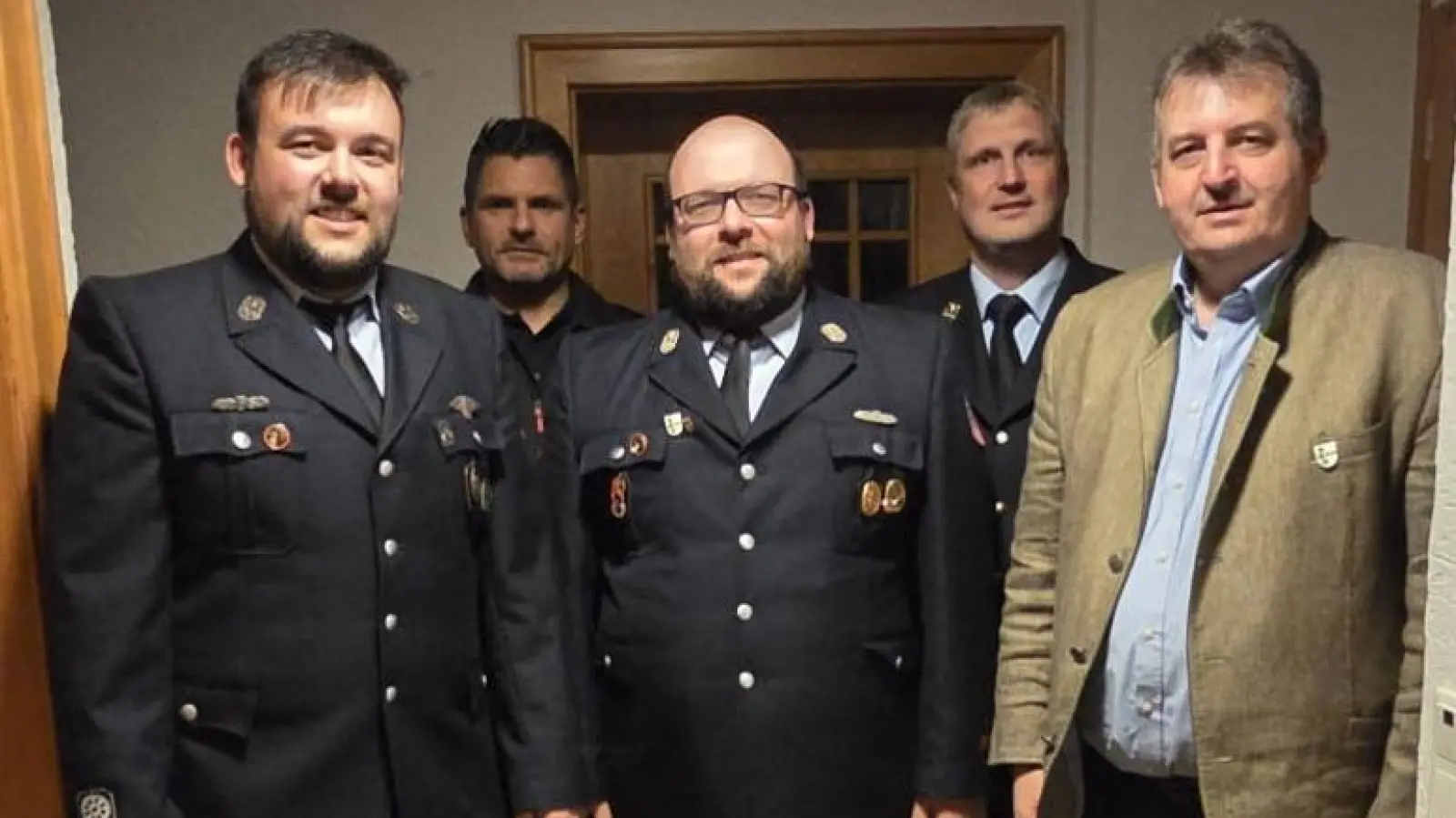 Die neuen Kommandanten der FFW Gaisthal-Rackenthal mit Johannes Gillitzer (Mitte) &amp; Lucas Gillitzer (1. v. l.) sowie 1. Bgm. Reinhard Kreuzer (1. v. r.), KBI Christian Weinfurtner (2. v. r.) und KBM Andreas Brandstätter (2. v. l.). (Bild: Thomas Margraf)