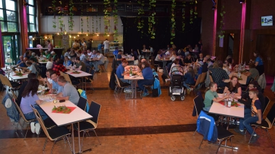 Bereits kurz nach Beginn des „Weinfestes unplugged” waren die, mit Weinlaub und Windlichtern dekorierten, Tische gut besetzt. Die Gäste genossen die ausgewählten Weine und das leckere Essen. (Bild: Tanja Pflaum)