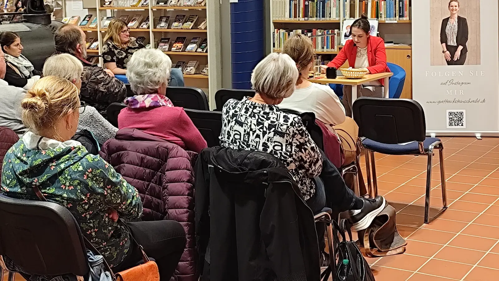 Die Autorin (vorne, r.) bei ihrer Lesung in der Tirschenreuther Stadtbücherei (Bild: Christine Henrich)