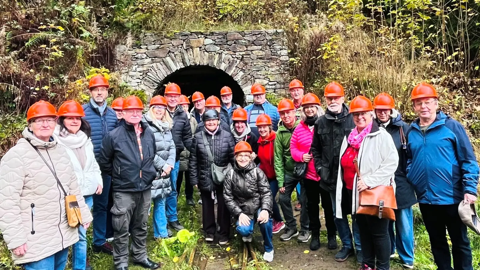 CeBB-Reisegruppe vor dem Stollen 1 in Sankt Joachimsthal. (Bild: Susanne Setzer)