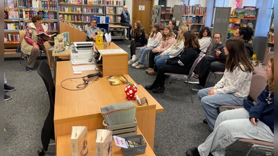Die 6. Klasse tauchte in der Brander Bücherei in die Welt der Bücher ein. (Bild: Sissy Zeltner)