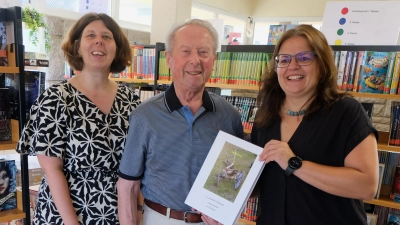 Sichtliche Dankbarkeit bei Carmen Stetter (links) und Kathrin Plouschka (rechts) bei der Entgegennahme des Buchgeschenks von Erich Schieder (Bildmitte). (Bild: Fred Lehner)