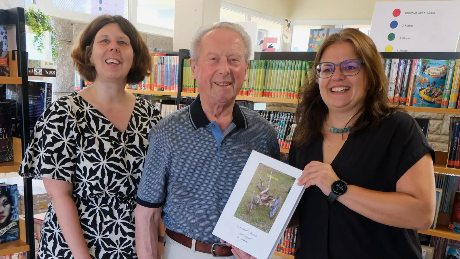 Sichtliche Dankbarkeit bei Carmen Stetter (links) und Kathrin Plouschka (rechts) bei der Entgegennahme des Buchgeschenks von Erich Schieder (Bildmitte). (Bild: Fred Lehner)