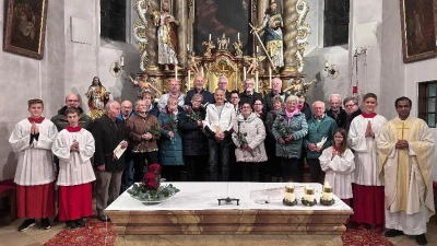 Die Ehejubilare zusammen mit Pfarrer Pater Anish George in der Pfarrkirche Sankt Ägidius Ebnath. (Bild: Josef Söllner)