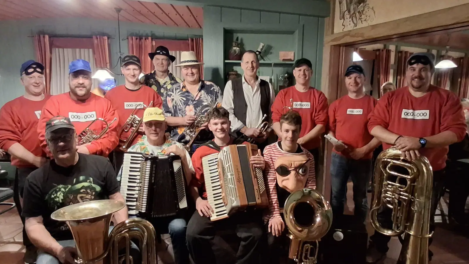 Die musikalischen Freunde sorgten für einen kurzweiligen Abend. Von links: Harald Lukesch, Thomas Kirchner, Patrick Luber, Stefan Ratzke, Lue Nettl, Reinhard Wiesmeth, Hans-Jürgen Weiß, Simon Hefner, Josef Göttlinger, Johannes Michel, Andreas Kredler, Andreas Kohl und Christian Hüttner. (Bild: Kerstin Lindner)