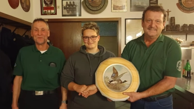 Die Gewinnerin der Ehrenscheibe, Daniela Ried aus Schwarzach, eingerahmt von 2. Schützenmeister Michael Knott aus Charlottenthal (links) und dem 1. Schützenmeister Helmut Werner. (Bild: Kerstin Wild)