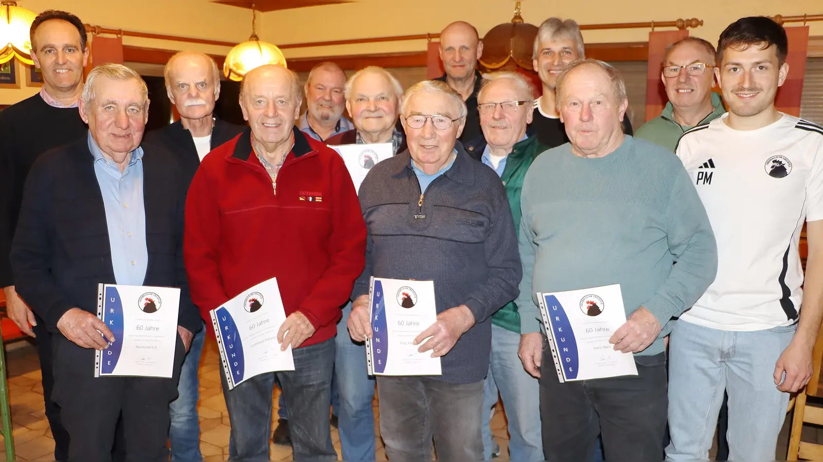 13 Mitglieder wurden für die 60jährige Mitgliedschaft, 58 Personen für die 50jährige Mitgliedschaft geehrt. Im Bild sind die anwesenden für 60 Jahre, die anderen sind auf der Homepage zu sehen.  (Bild: Rudi Gruber)