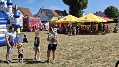 Blick auf das Hüpfburgfest auf der Hupferwiese. Auch 1. Bgm.Hermann Böhm, 2. Bürgermeisterin Claudia Kammer und 3.Bürgermeisterin Michaela Kredler besuchten 1. Vorstand Christian Beck und 1. Kommandant Max Rösch beim Hüpfburgfest  (Bild: Christian Beck)