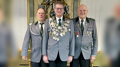 Der Schützenkönig 2026 der Schützengesellschaft Waldsassen Christian Koch mit 3. Schützenmeister Josef Thoenissen und 1. Schützenmeister Alfred Koch. (Bild: Georg Hoffmann)