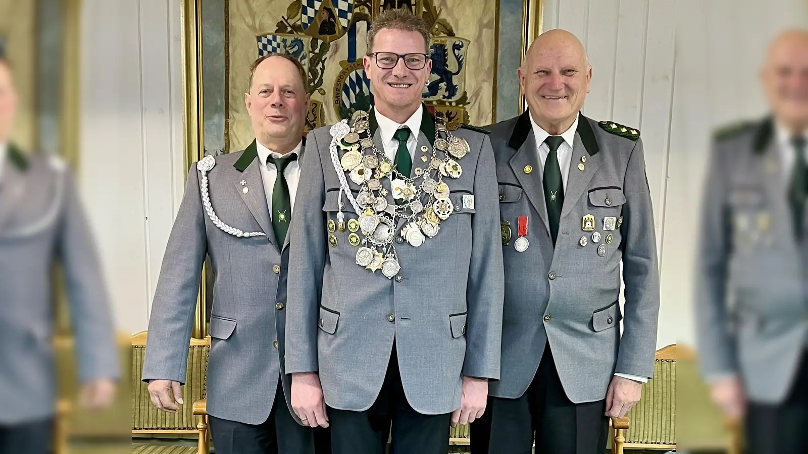 Der Schützenkönig 2026 der Schützengesellschaft Waldsassen Christian Koch mit 3. Schützenmeister Josef Thoenissen und 1. Schützenmeister Alfred Koch. (Bild: Georg Hoffmann)