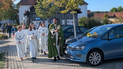 Pfarrvikar Rajesh Reddy Yeruva segnet zusammen mit den Ministranten die Fahrzeuge.  (Bild: Manuela Popp)