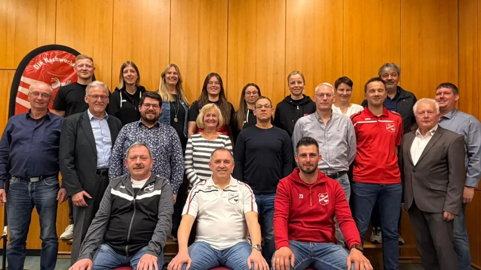 Der neugewählte Ausschuss mit den Gästen Siegfried Balk, Josef Hammer und Michael Hammer. (Bild: Natalie Weidner)