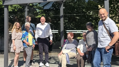 Auf dem Bild (von links): Larissa Wegmann (Sachgebiet Tiefbau, Stadt Marktredwitz), Ursula Winter (Sprecherin der „Aktuellen Stunde“), Maximilian Weismeier (Sachgebietsleiter Tiefbau, Stadt Marktredwitz), Oberbürgermeister Oliver Weigel, weitere Mitglieder der „Aktuellen Stunde“ und Leitender Baudirektor Stefan Büttner. (Bild: Anja Peltzer)
