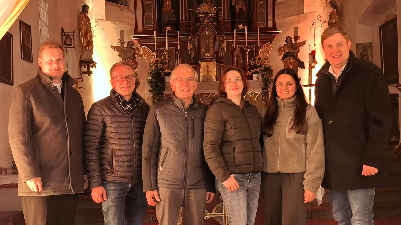 v.l.n.r.: Pfarrer Thomas Kraus, Kirchenpfleger Michael Braunreuther, die Organisten Albert Schraml, Stefanie Wöhrl, Lena Dimper und Christian Kipfelsberger (Bild: Birgit Übelmesser )