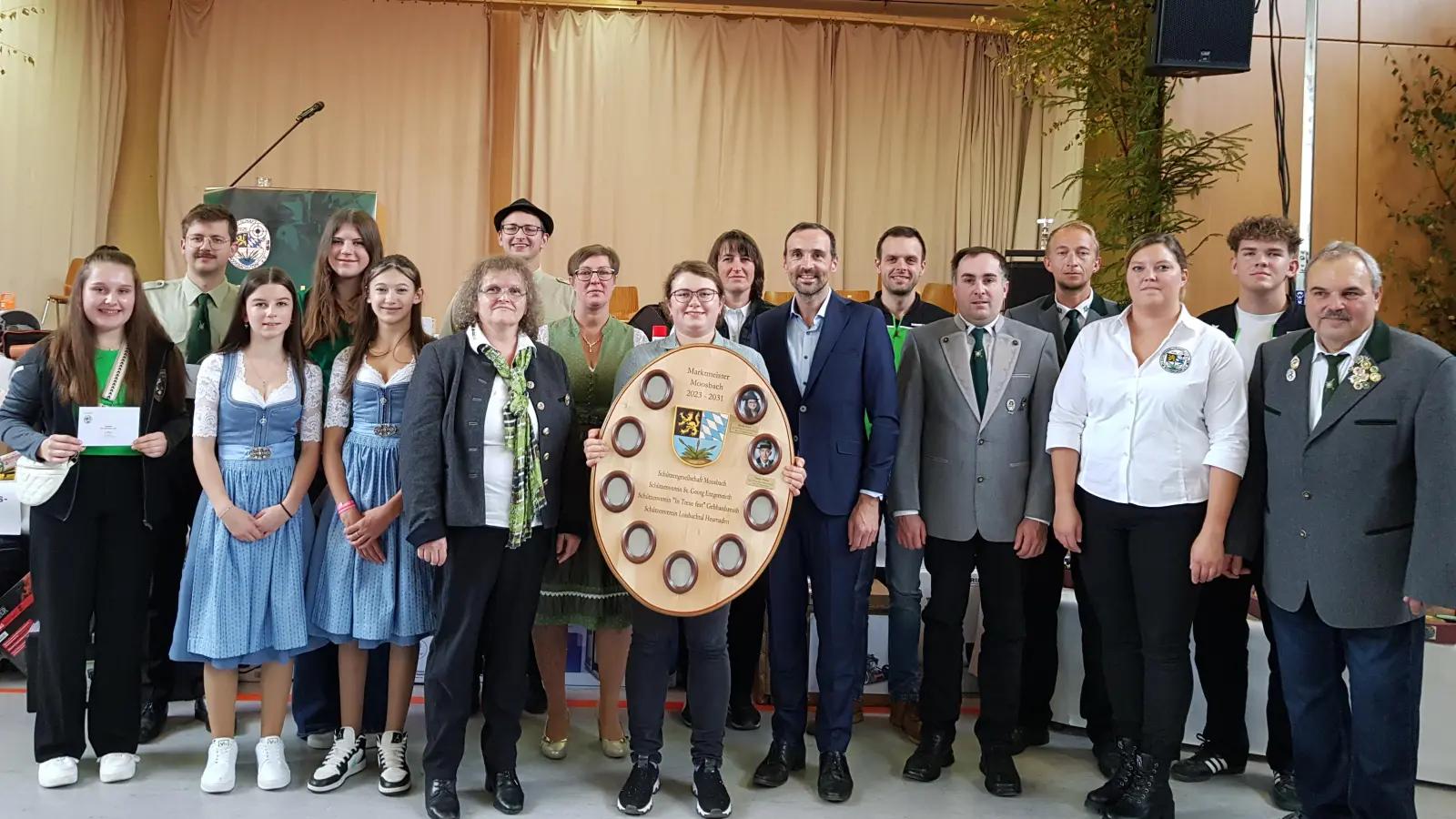 Der neue Marktmeister 2025 der Marktgemeinde Moosbach heißt Nicole Baier (Mitte mit Scheibe). Dazu gratulierten Bürgermeister Armin Bulenda (Siebter von rechts) und Schützenmeisterin Jutta Fuchs (Sechste von links vorne) sowie Vorstandsmitglied Willi Stefinger und Sportleiterin Theresa Guttenberger (von rechts vorne).  (Bild: Peter Garreiss)