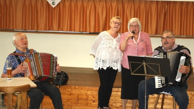 Alljährlich gern gesehene Gäste beim Preißacher Landvolk-Sommerfest sind Rudolf Fink, Sieglinde Wick und Monika Fink (von links), die heuer Verstärkung durch Oswald Kopp erhielten. (Bild: Dr. Bernhard Piegsa)