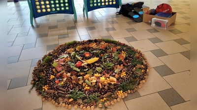 Mandala aus Naturmaterialien und die Spenden des Elternbeirats (Bild: Rosmarie Riedl)