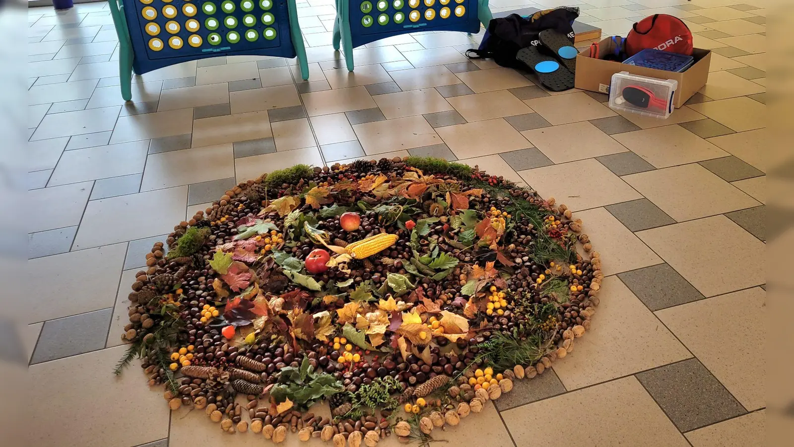 Mandala aus Naturmaterialien und die Spenden des Elternbeirats (Bild: Rosmarie Riedl)