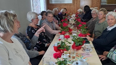 Jede Seniorin erhielt eine Blumenstock zum Muttertag (Bild: Priska Hofmann)