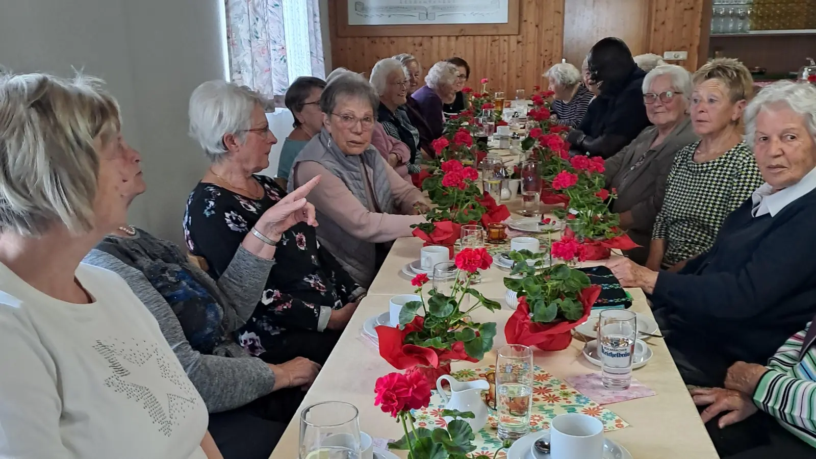 Jede Seniorin erhielt eine Blumenstock zum Muttertag (Bild: Priska Hofmann)
