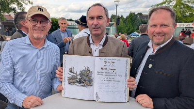 Hubert Aiwanger (M.) mit Bürgermeister Hans-Peter Schärl (l.) und Landrat Hubert Schicker (r.) beim Besuch des Tirschenreuther KulturSommers am Sonntag, 5. Juli 2026. Zuvor hatte der Staatsminister eine Widmung in das Goldene Buch der Stadt geschrieben. (Bild: Mirko Streich)