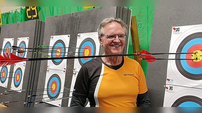 Mit einem Pfeil einen anderen Pfeil von hinten mittig treffen: das nennt man einen Robin-Hood-Schuss. Hubert Schulze gelang bei der Landesmeisterschaft in Hochbrück dieses Meisterstück, mit dem er zugleich einen Zehner landete. (Bild: Angelique Dorner)