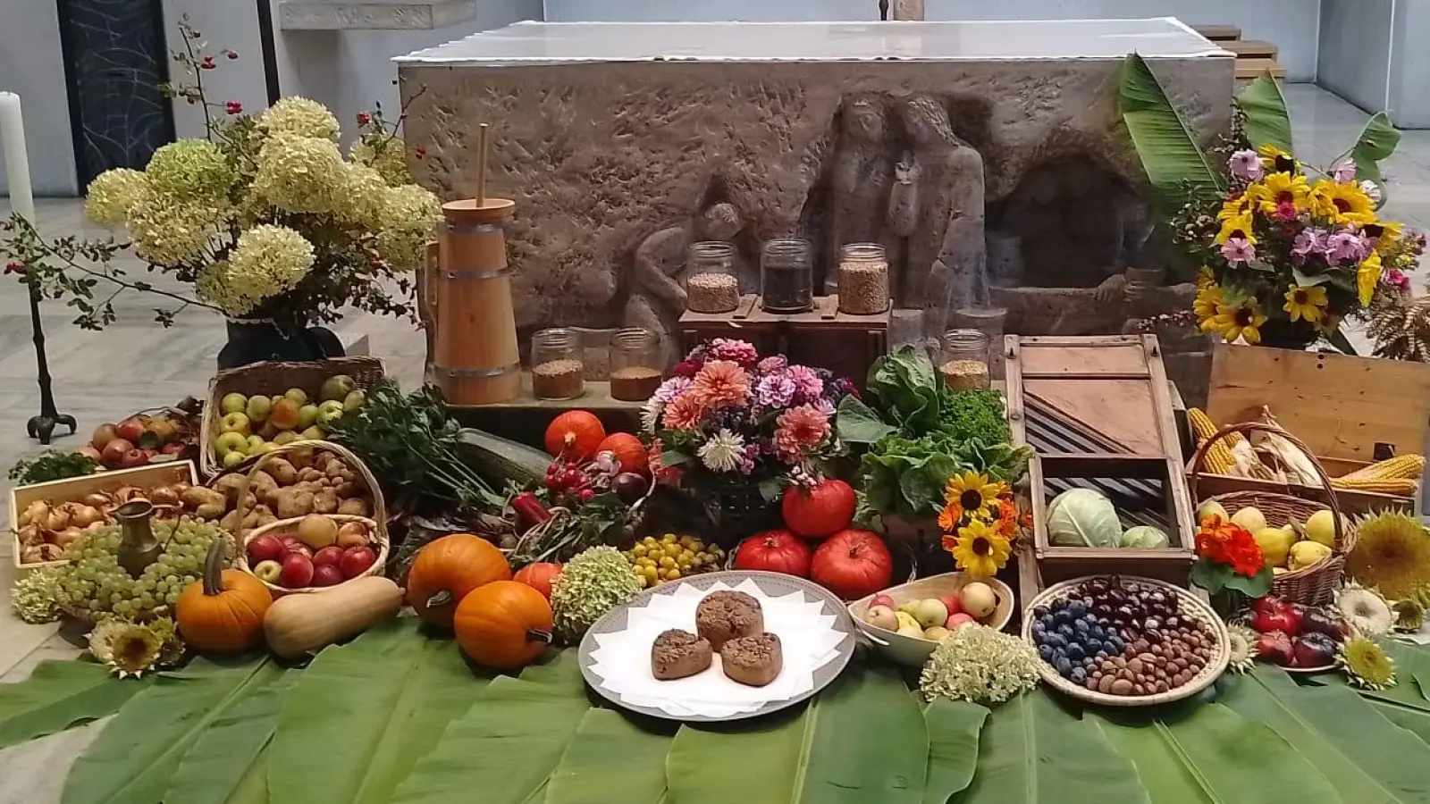 Der liebevoll dekorierte Erntedankaltar in St. Wolfgang (Bild: Michael Ströhl)