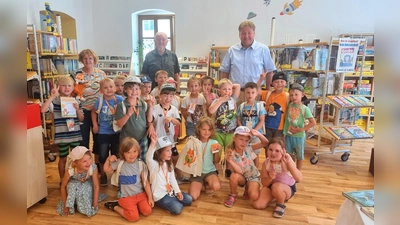 Büchereifüchse mit Erzieherin Maria Dürr, Bürgermeister Stefan Braun und Büchereileiter Georg Dürr (Bild: Georg Dürr)