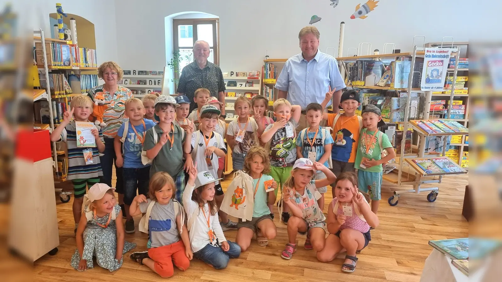 Büchereifüchse mit Erzieherin Maria Dürr, Bürgermeister Stefan Braun und Büchereileiter Georg Dürr (Bild: Georg Dürr)