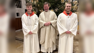 Leon Rauscher, Pfarrer Hans Zeltsperger, Oberministrant Markus Pesold. (Bild: Uwe Guttenberger)
