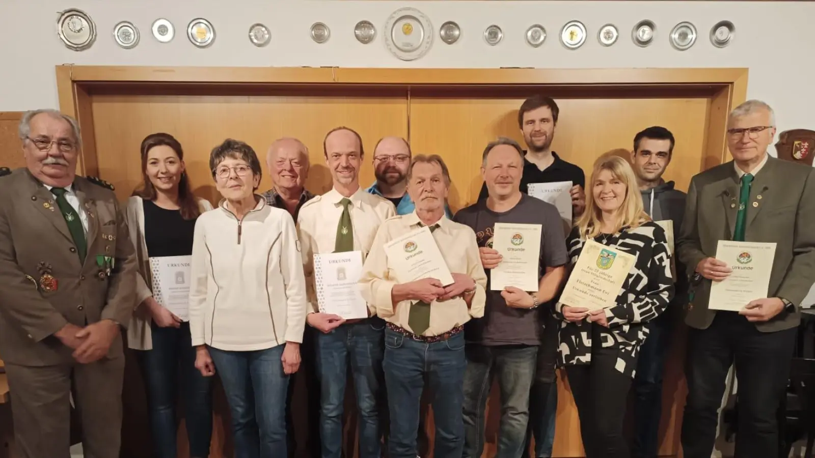 Von links Fleischmann Günter, Schmidt Simone, Karnick Elfriede, Karnick Werner, Fleischmann Roland, Schmidt Matthias, Schöner Albin, Wolf Stefan, Fleischmann Marko, Fleischmann Evi, Fleischmann Bastian, Jonscher Peter.  (Bild: Anja Roth)