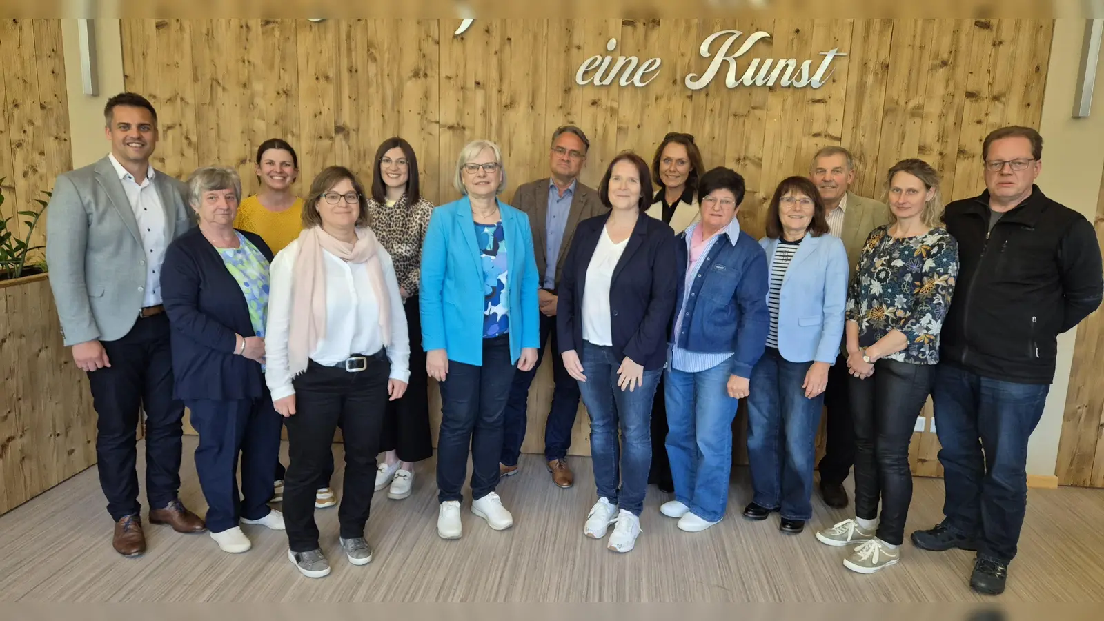 Die neue Vorstandschaft des BLLV Oberviechtach von links: Bürgermeister Rudolf Teplitzky jun., Annemarie Mösbauer, Marina Schießl, Katharina Schütz, Theresa Scherl, Ortrud Sperl, Manuel Sennert, Waltraud Eichstetter, Anja Pongratz, Gerlinde Lohrer, Irmgard Bayer, Rudolf Teplitzky sen., Anita Niebauer und Thomas Schingl. (Bild: Annemarie Mösbauer)