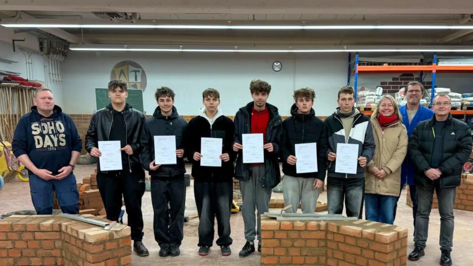 Für interkulturelle handwerkliche Ausbildung im Einsatz (von links): Fachlehrer Vlastimil Matuška, Lehrerin für Deutsch und Übersetzerin Martina Košařová, HWK-Ausbilder Bau Karl Winkler und der Direktor der Baufachschule Pilsen Miloslav Šteffek. (Bild: Tobias Knauer)