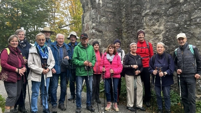 Der OWV Nabburg vor dem Burgtor zur Ruine auf dem Schwarzwihrberg bei Rötz (Bild: Hans Rachwalik )