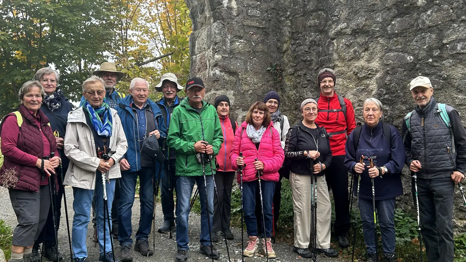 Der OWV Nabburg vor dem Burgtor zur Ruine auf dem Schwarzwihrberg bei Rötz (Bild: Hans Rachwalik )