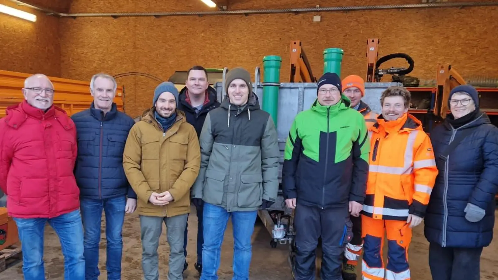 Mitglieder des SPD OV Parkstein mit Mitarbeitern des Bauhofs. (Bild: Georg Janner)