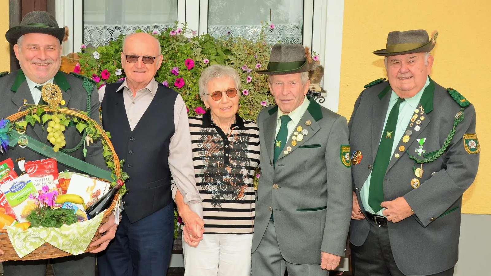 Schützenmeister Werner Grünthaler mit Georg und Luise Hagerer sowie Werner Luber und Manfred Pirner (Bild: Erwin Kolb)