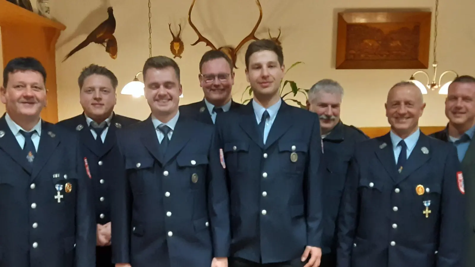 Ehrungen bei der Feuerwehr Namsreuth: (von links) Kommandant Jürgen Renner, Julius Kirsch, Michael Eichenseer, Andreas Pilhofer, Jannik Hilltel, Hans Sperber, Vorsitzender Hans Hiltel und Bürgermeister Jörk Kaduk. (Bild: Feuerwehr Namsreuth/exb)