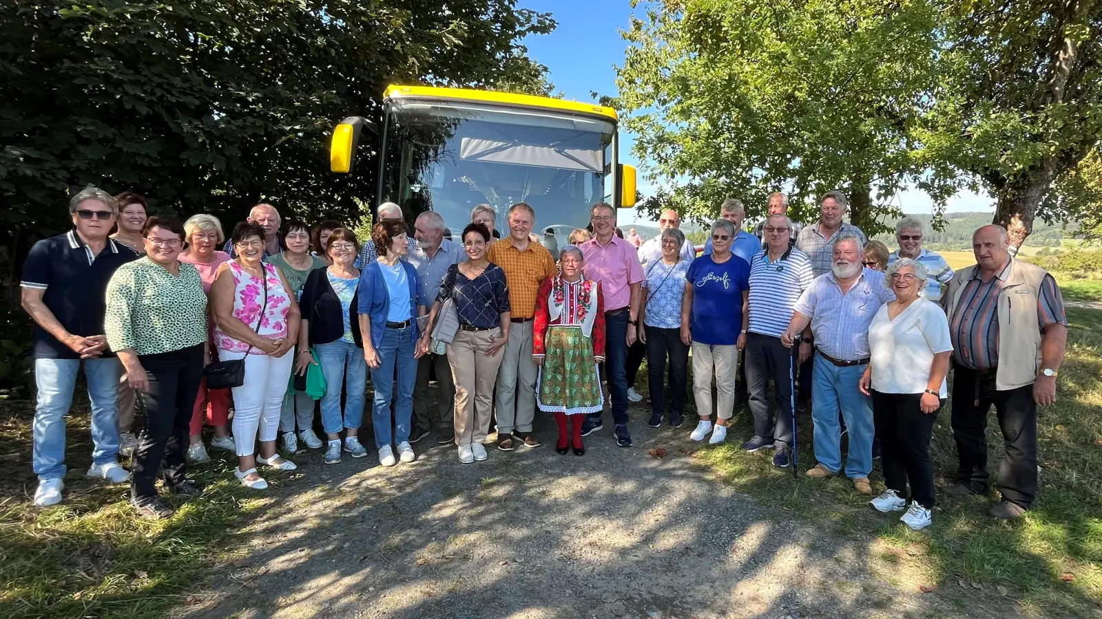 Bei herrlichem Ausflugswetter machte sich die Besuchergruppe aus der Gemeinde Schwarzach auf, um mit der Partnergemeinde Pocinovice bei Dobra Voda das traditionelle Wallfahrtsfest zu begehen. Bürgermeisterin Maria Homolkova (Mitte) freute über den Besuch. (Bild: Marie Homolková )