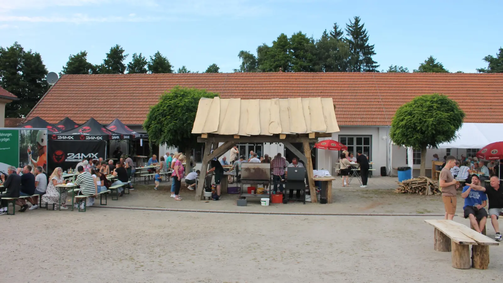 Blauer Himmel, schmackhafte Speisen: Da fehlte es nicht an Gästen für das Jubiläumsfest des Trabitzer Obst- und Gartenbauvereins. (Bild: Bernhard Piegsa)