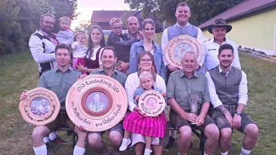 Das Bild zeigt hinten Stehend, die Familie Kunz und Forster, Scheibengewinner Johannes Wildenauer sowie Karl – Heinz Rothmeier. Sitzend von Links . Stefan Gradl, Matthais Reis, Anna Schönl, Reinhard Reis sen und Pokal Spender Sebastian Zahner. (Bild: Hans Schlosser)