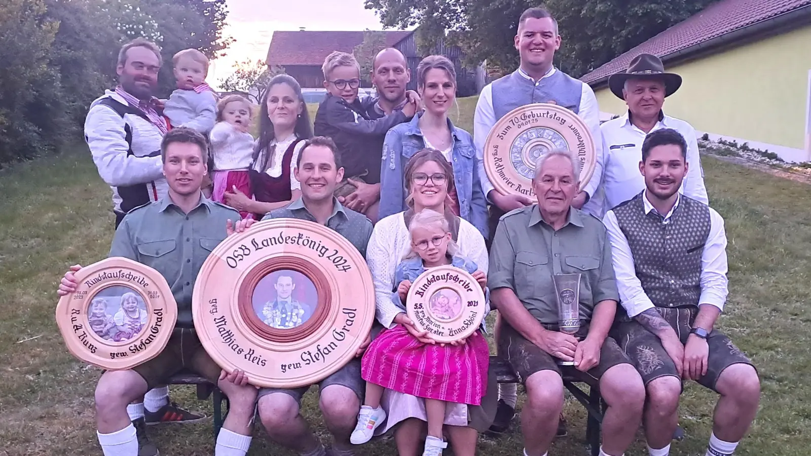 Das Bild zeigt hinten Stehend, die Familie Kunz und Forster, Scheibengewinner Johannes Wildenauer sowie Karl – Heinz Rothmeier. Sitzend von Links . Stefan Gradl, Matthais Reis, Anna Schönl, Reinhard Reis sen und Pokal Spender Sebastian Zahner. (Bild: Hans Schlosser)