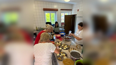 In den letzten Tagen vor der Kirwa heißt es für die Eltern und Ministrantinnen imm Pfarrheim „backe, backe Kuchen“. (Bild: Nicola Hummer)