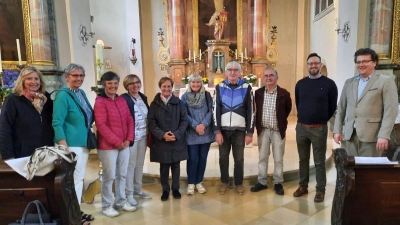 Die Sängerinnen und Sänger zusammen mit Regionalkantor Jan Blahuta und Pfarrer Johannes Arweck in der Pfarrkirche St. Vitus in Illschwang. (Bild: S. Lobenhofer)