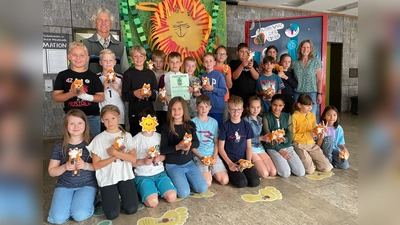 Die Klasse 3c freut sich riesig über ihren ersten Platz bei den Waldjugendspielen. (Bild: Elke Troppmann)