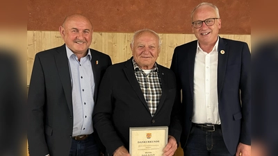 Der Vorsitzende des HKA ernannte Erich Kelsch zum HKA-Ehrenmitglied und Bürgermeister Bernhard Linder gratulierte herzlich. (Bild: Marianne Moosburger)