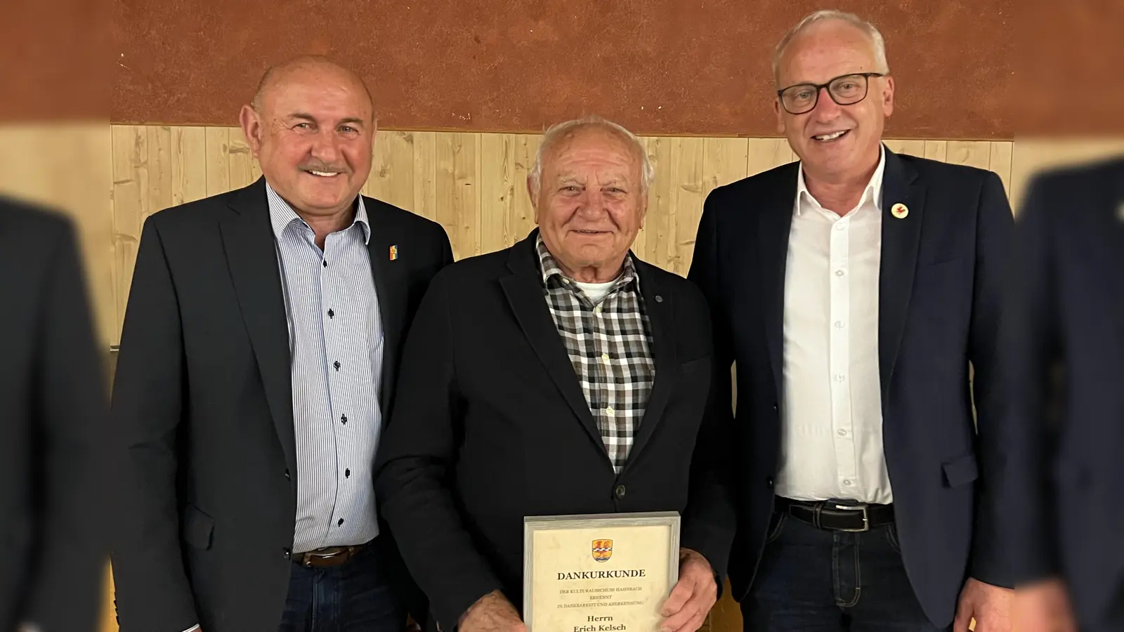 Der Vorsitzende des HKA ernannte Erich Kelsch zum HKA-Ehrenmitglied und Bürgermeister Bernhard Linder gratulierte herzlich. (Bild: Marianne Moosburger)