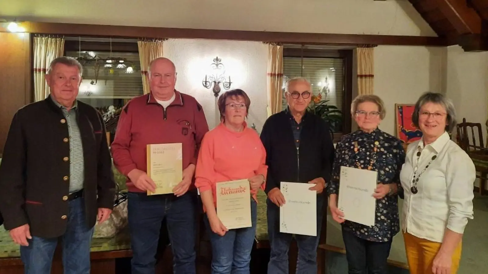 von links nach rechts: Stellv. Kreisverbandsvorsitzender Gerhard Lenhard, Josef Reis, Christa Schlosser, Anton Ries, Anna Sturm, Vorständin Gerlinde Ott (nicht auf dem Bild: Gerlinde Bauer) (Bild: Annette Heldmann)