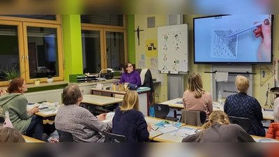 Kursleiterin Andrea Hetschger erklärt den Teilnehmerinnen die Vorgehensweise der Zentangle® Kunst. (Bild: Annette Punzmann)