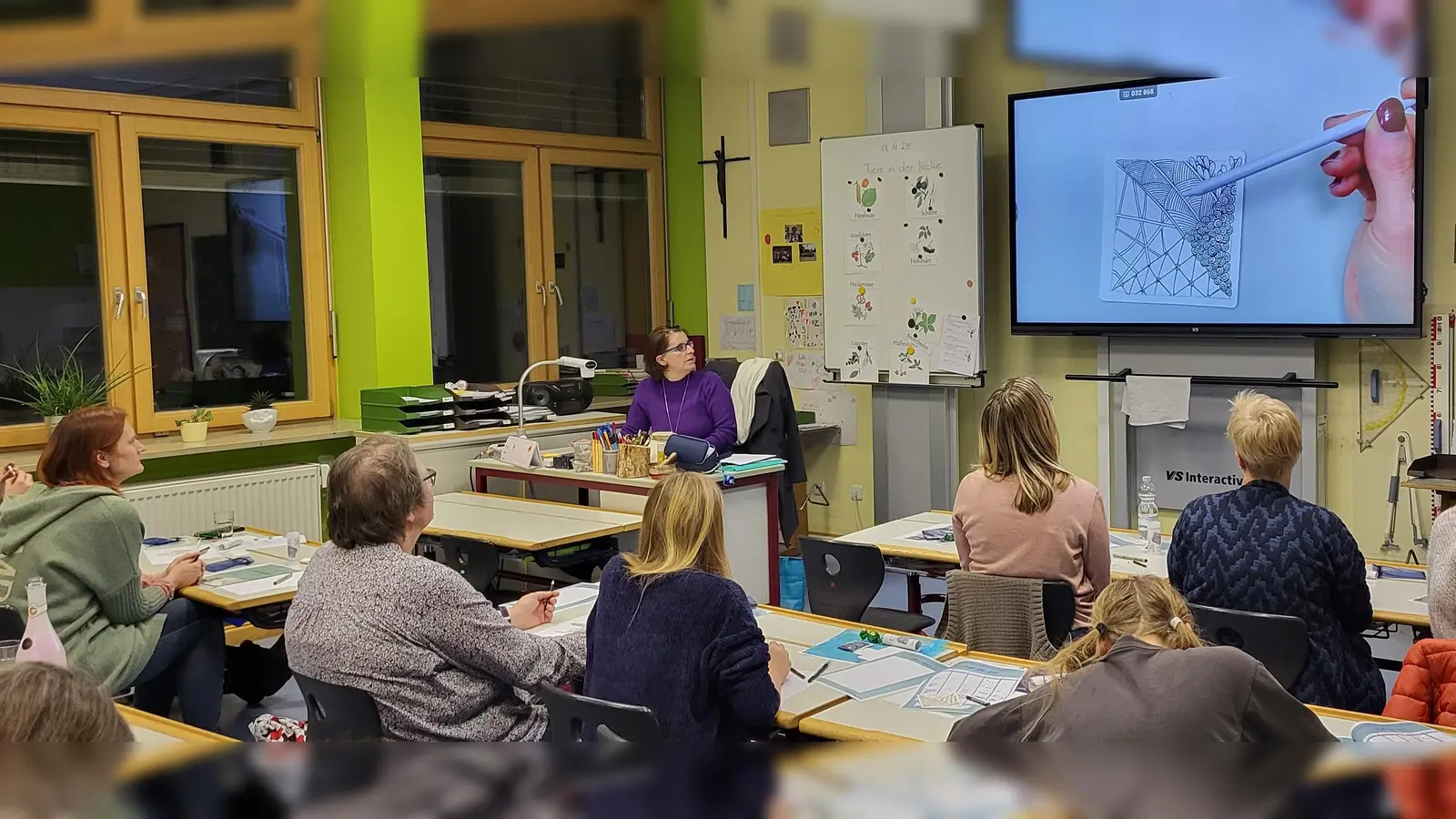 Kursleiterin Andrea Hetschger erklärt den Teilnehmerinnen die Vorgehensweise der Zentangle® Kunst. (Bild: Annette Punzmann)